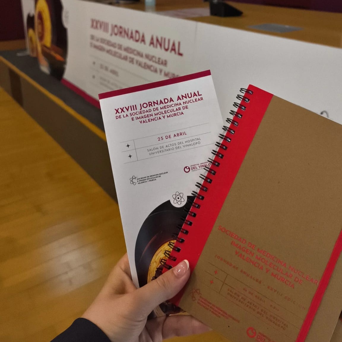 Programa, libreta y mesa de la jornada