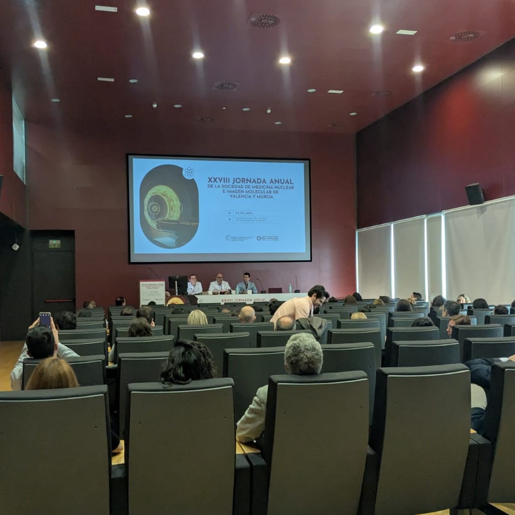Asistentes escuchando una charla de la jornada